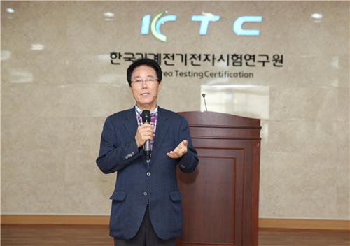 김윤주 군포시장이 21일 한국기계전기전자시험연구원(KTC)에서 이 회사 임직원들을 대상으로 '나로 인해 다른 사람이 행복해질 수 있기를'이라는 주제로 강연하고 있다.