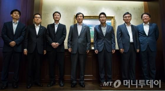 22일 열린 6월 경제동향간담회 참석한 각계 전문가들이 이주열 한국은행 총재와 기념촬영을 하고 있다. /사진제공=뉴스1