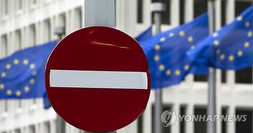 브렉시트 가시화…89% 개표 현재 '탈퇴' 51.9% (브뤼셀 AP=연합뉴스) 영국의 유럽연합(EU) 탈퇴(브렉시트) 가능성이 높은 가운데 24일(현지시간) 브뤼셀의 EU본부 앞에 설치된 진입금지 표지 뒤로 EU 깃발이 나부끼고 있다. 브렉시트 개표가 89% 진행된 현재 '탈퇴'가 51.9%로 '잔류'보다 3.8%포인트 많은 것으로 나타났다.