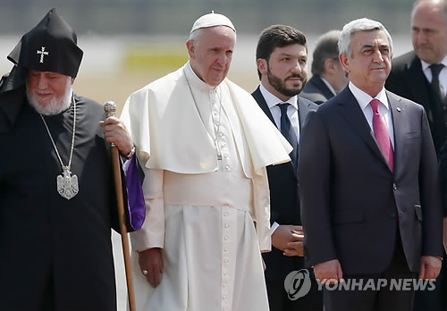 아르메니아 의장대 사열하는 교황  (예레반 AP=연합뉴스) 프란치스코 교황(왼쪽 두번째)이 사흘 간의 아르메니아 공식 방문을 위해 24일(현지시간) 아르메니아 수도 예레반 공항에 도착, 아르메니아 정교회 수장 가레긴 2세(왼쪽)와 세르즈 사르키샨 아르메니아 대통령(오른쪽)과 함께 의장대를 사열하고 있다.