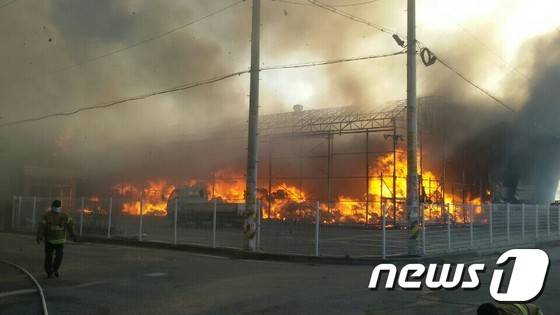 화성시 정남면 화재 현장. 강한 바람으로 인해 소방당국이 진화에 어려움을 겪었다. © News1