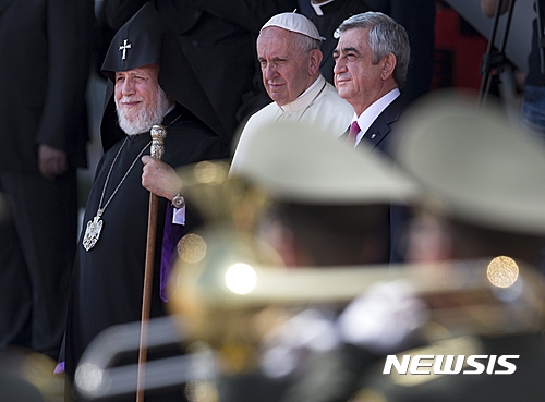 【예레반=AP/뉴시스】24일(현지시간) 아르메니아를 방문한 프란치스코 교황(가운데)이 수도 예레반의 공항에서 아르메니아 정교회 수장 가레긴 2세(왼쪽), 세르즈 사르키샨 아르메니아 대통령과 함께 환영 행사를 보고 있다. 교황은 이날부터 사흘간 아르메니아를 순방한다. (사진 출처 = AP통신) 2016.06.25.