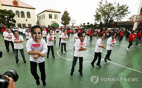 쌍십절 중국 학생들의 '강남스타일' 말춤 ［연합뉴스 자료사진］