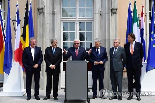 EU 창설 6개국 외무장관과 함께 기자회견을 하는 슈타인마이어 독일 외무장관(왼쪽 3번째) (AFP=연합뉴스)