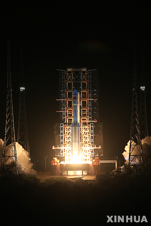 【완창=AP/뉴시스】25일 밤 중국 하이난성 완창 우주발사기지에서 우주 운반로켓 창정 7호가 우주선 모듈을 탑재하고 하늘로 치솟고 있다. 로켓은 10분 뒤 분리됐다. 2016. 6. 26.