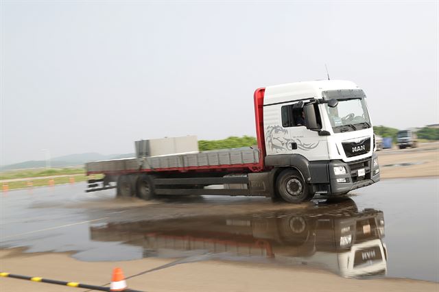 ESP가 적용된 카고 트럭이 회전 주행 시범을 보이고 있다. 만트럭버스 제공