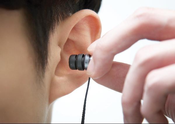 [헬스조선]커널형 이어폰은 귓구멍을 완전히 틀어막기 때문에 귀의 건강과 안전을 위협한다/사진=조선일보 DB