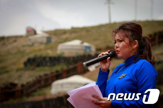지난 19일 울란바토르에서 가수 출신으로 국회의원에 도전한 나라가 유세 연설을 하고있다. © AFP=뉴스1