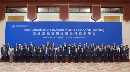 25일 중국 베이징에서 아시아인프라투자은행(AIIB) 첫 정기총회가 열려 각국의 재정·금융 최고당국자들이 모여 기념사진을 찍고 있다.  베이징/신화 연합