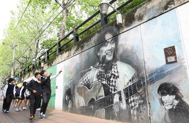 대구에서 가장 인기 있는 관광지인 김광석 다시 그리기 길.