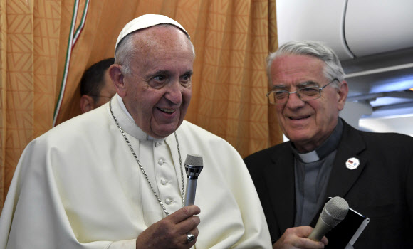 프란치스코 교황(왼쪽). AP 연합뉴스