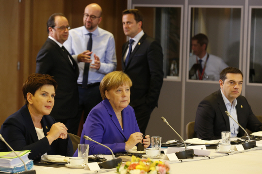 29일 벨기에 브뤼셀에서 열린 유럽연합(EU) 비공개 정상회의 도중 올랑드 프랑수아(뒷줄 왼쪽부터) 대통령, 샤를 미셸 벨기에 총리, 그자비에 베텔 룩셈부르크 총리가 앙겔라 메르켈 독일 총리(앞줄 오른쪽)뒤에서 의견을 교환하고 있다. 이날 비공식 회의 직후 EU 회원국 정상들은 “이동의 자유 보장 없이는 단일시장 접근도 없다”고 밝혔다.         /브뤼셀=AP연합뉴스