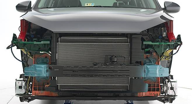 미국 고속도로 안전보험협회(IIHS)가 현대자동차 스포츠유틸리티차량(SUV) 투싼의 스몰 오버랩 평가(small overlap test) 이후 게재한 사진. 범버 보강재 연장이 푸른색으로 표시돼 있다. / 사진 =  IIHS