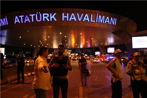 테러 후 통제된 아타튀르크 국제공항  (이스탄불=연합뉴스) 하채림 특파원 = 이스탄불 아타튀르크 국제공항에서 자폭 테러가 발생한 후 터키당국이 공항 출입을 통제하고 있다. 2016.6.29