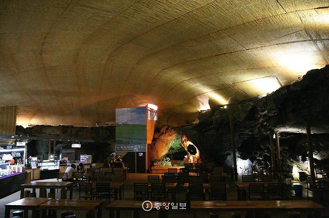 오는 9일부터 18일까지 거문오름 트레킹 행사가 열린다. 수직동굴 근처에서 동굴 카페 ‘다희연’까지 5㎞ 구간의 용암길이 행사 기간에 개방된다. 제주관광공사의 도움을 받아 용암길을 먼저 걸었다.