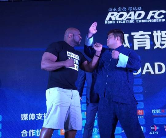 아오르꺼러(오른쪽)과 밥 샙이 ‘로드 FC 32’ 중국 사전 기자회견에서 노려보고 있다. 사진=‘로드 FC’ 제공