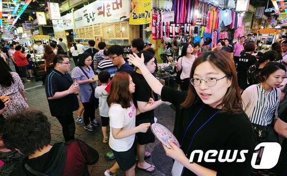 전주시 남부시장 야시장에서 야시장과 청년몰의 운영을 맡은 양소영 매니저가 시장 설명을 하고 있다.2016.6.24/뉴스1 © News1 문요한 기자