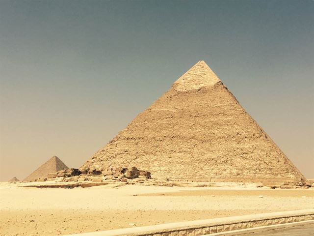 이집트 사막 위의 거대한 피라미드.