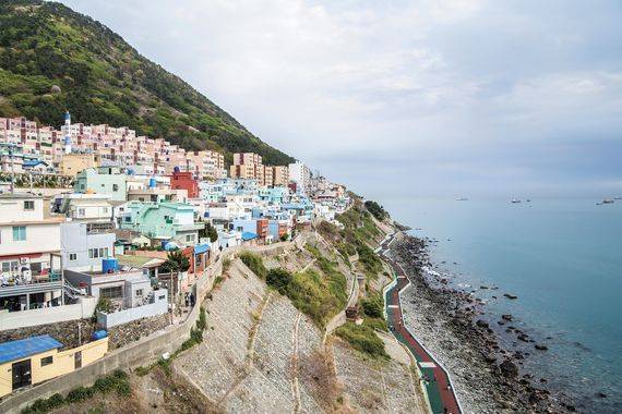 영화 ‘변호인’‘범죄와의 전쟁’등의 촬영지였던 흰여울문화마을. 봉래산에서 시작된 물줄기가 바다로 빠르게 굽이쳐 내리는 모습이 마치 흰눈이 내리는 듯 해 붙여진 이름이다.