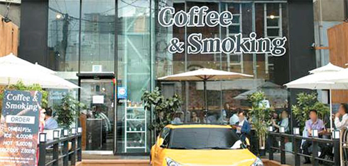 최근 서울 용산구 남영동에 문을 연 `커피&스모킹` 매장. 이곳에선 테이블 의자에 앉아서도 커피를 마시며 담배를 피울 수 있다. [서진우 기자]