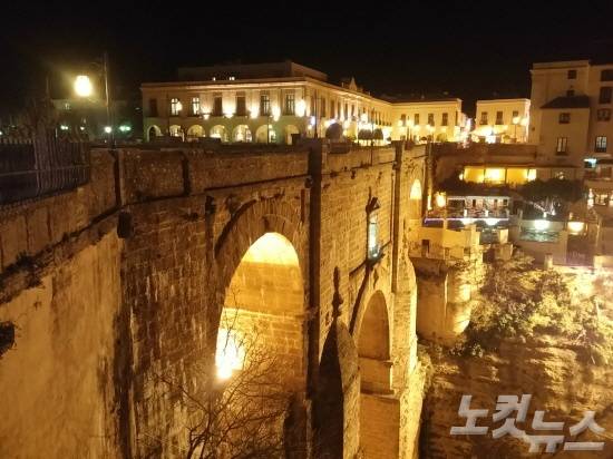 인간의 위대함을 느끼게 하는 누에보 다리는 야경도 아름답다. (사진=투리스타 제공)