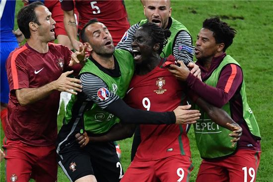 에데르가 프랑스와의 유로 2016 결승전에서 연장 후반 4분 골을 넣은 뒤 동료들과 환호하고 있다. [사진=유럽축구연맹(UEFA) 공식 페이스북]