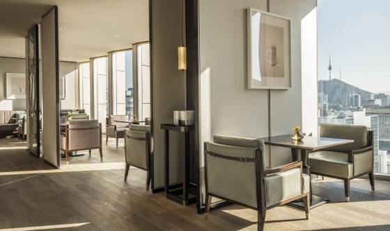 포시즌스호텔 서울 28층에 있는 이그제큐티브 클럽 라운지. 창문 너머로 멀리 남산타워가 보인다. /포시즌스호텔 제공