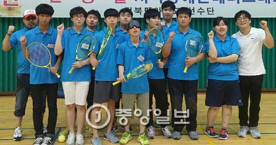 ‘한·중·일 시각장애인 테니스대회’에서 지난해에 이어 또다시 종합우승을 차지한 전북맹아학교 선수들.