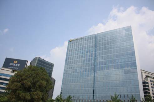 MS 본사가 자리잡은 케이트윈타워 A동은 커튼월 방식으로 만들어져 낮에는 하늘을 비추는 건물이 된다. /김범수 기자