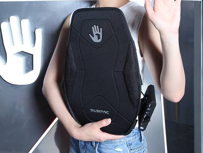 서브팩 M2의 모습. 조끼처럼 입으면 된다.