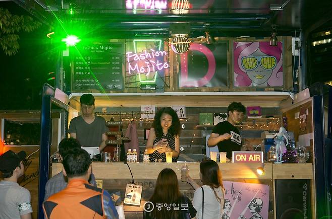 청년 상인의 개성이 묻어나는 푸드트럭.