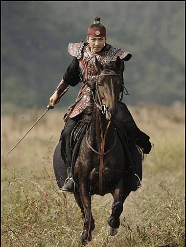 조선후기 병서 ‘무예도보통지’에 실린 당파를 사용하는 자세 중 하나.(왼쪽) 말을 타고 칼만 든 채 적진으로 돌진했다가는 바로 죽기 십상이다. 기마병의 병기는 기다란 ‘마상편곤’이나 활이었다. 드라마 ‘주몽’의 한 장면(오른쪽).
