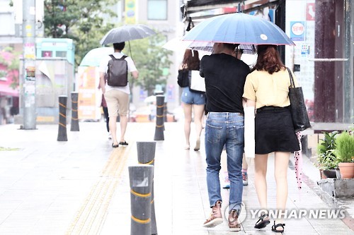 장마전선의 영향으로 비가 내린 서울 시내에서 시민들이 우산을 쓰고 걷고 있다. [연합뉴스 자료사진]