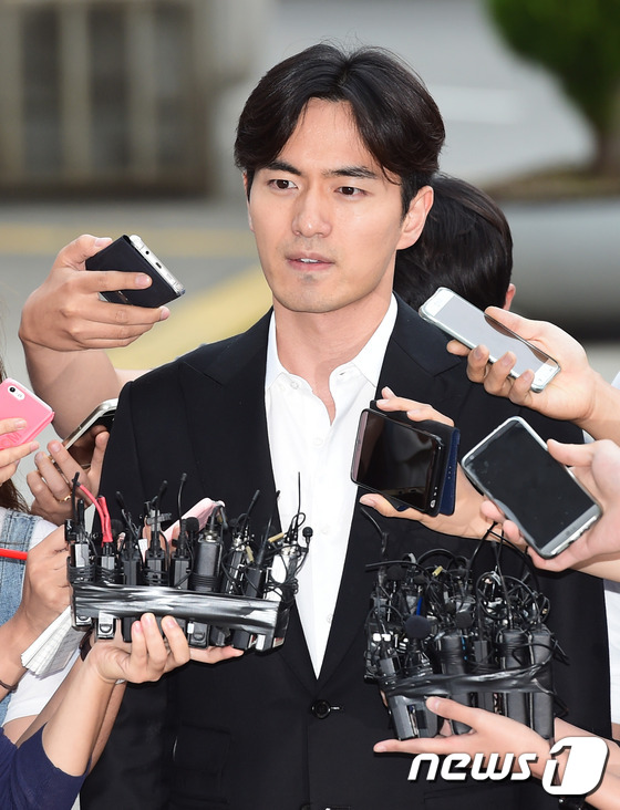‘성폭행 혐의’로 피소된 배우 이진욱(35)이 지난 17일 오후 서울 수서경찰서로 조사를 받기 위해 출두하고 있다. © News1star DB