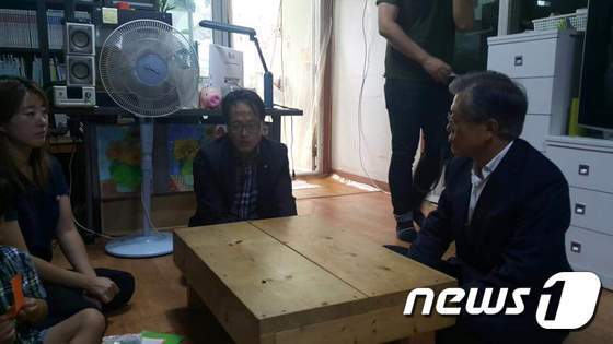 민간잠수사 김관홍씨 유족을 찾은 더불어민주당 문재인 전 대표(사진 맨 오른쪽)와 박주민 의원(사진 가운데). (박주민 더민주 의원 페이스북 제공) © News1