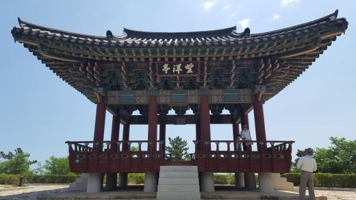 - 망양정(望洋亭)의 모습. 이곳은 망양정해수욕장 남쪽의 바닷가 언덕 위에 자리 잡고 있어 동해를 한눈에 굽어볼 수 있다.