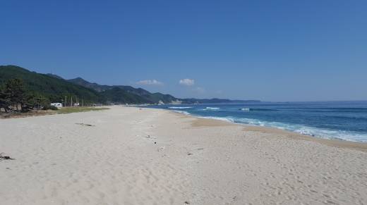 - 울진 망양 해수욕장의 모래사장. 백사장 길이는 450m로, 울진읍에서 동남쪽으로 5km 떨어진 곳에 있다. 이곳은 인근 동해안의 해수욕장과는 달리 수심이 비교적 얕고 폭이 좁다. 다만, 파도가 센 편이어서 해양 스포츠에 적합한 곳이다.