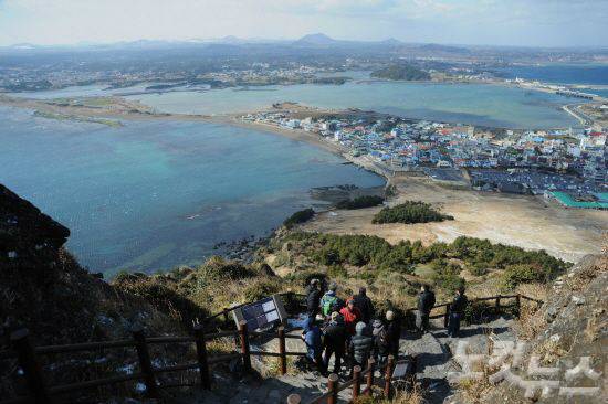 성산일출봉 전망대에서 바라보는 제주 바다의 모습은 환상적이다. (사진=제주관광공사 제공)