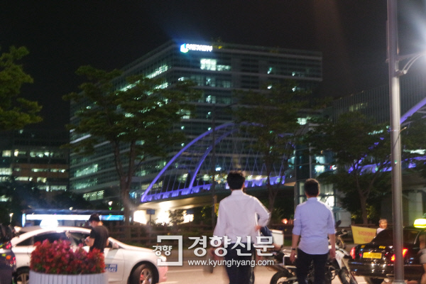 7월 21일 오후 11시 판교 테크노벨리에 입주한 게임회사 건물에 환하게 불이 켜져 있다. / 박은하 기자