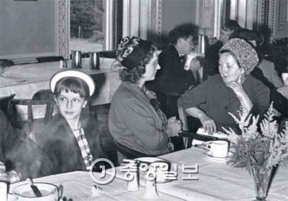 10대 시절 마을회의에 참석했을 때(맨 왼쪽). 이미 10대 때 보수당원이 됐다. [중앙포토]