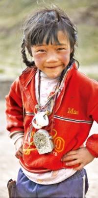 가족과 함께 순례를 마치고 돌아가는 소년