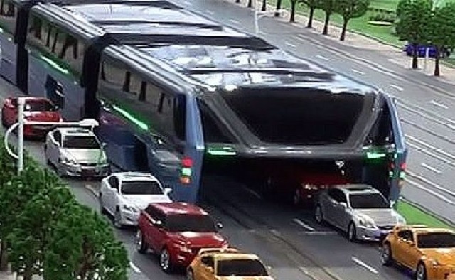 베이징 국제하이테크엑스포에서 공개된 터널형 버스 축소모델.  유튜브 갈무리