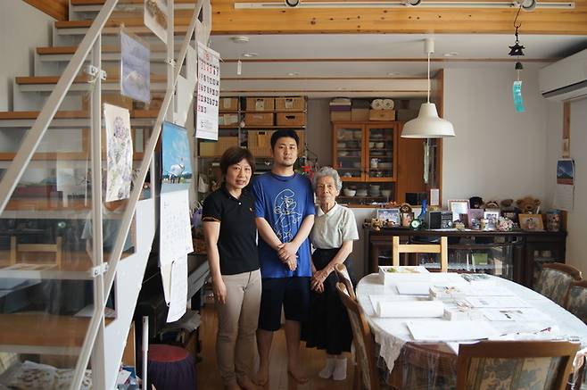 일본 가나가와현 요코하마시 고호쿠구 닛파쵸에서 지난 5월22일 ’무인양품의 집'에 사는 사이키(오른쪽·82)씨 가족을 만났다. 요코하마/음성원 기자