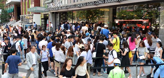 지난 22일 쉐이크쉑 국내매장 공식 개장을 앞두고 강남점 앞에 장사진이 펼쳐져 있는 모습. SPC 측은 당일 오전 1500명 넘는 대기자들이 300m 넘게 줄을 서 있었다고 밝혔다. / 사진=뉴스1
