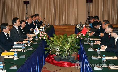 한-중 양자회담     (비엔티안=연합뉴스) 신준희 기자 = 윤병세 외교장관이 25일 오전(한국시간) 라오스 비엔티안 국립컨벤션센터(NCC)에서 열린 중국과의 양자회담에서 왕이 외교부장과 회담을 하고 있다.