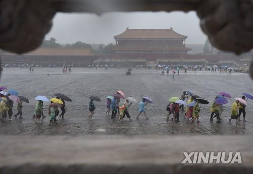 폭우내리는 톈안먼 광장.2016.7.20(신화=연합뉴스)