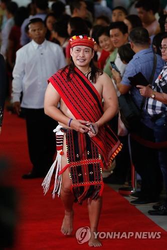 2016.7.25 25일(현지시간) 로드리고 두테르테 필리핀 대통령의 취임후 첫 국정연설을 보기 위해 한 국회의원이 필리핀 전통의상을 입은 채 국회에 들어서고 있다. (EPA=연합뉴스자료사진)
