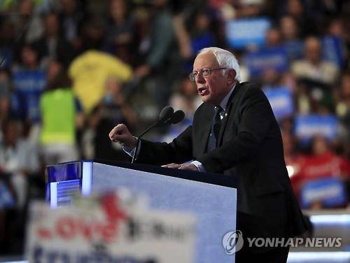 버니 샌더스 상원의원이 25일(현지시간) 미국 펜실베이니아주 필라델피아에서 열린 민주당 전당대회 첫날, 힐러리 클린턴 전 국무장관 지지연설을 하고 있다. (EPA=연합뉴스)