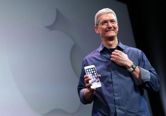 팀 쿡 애플 최고경영자(CEO)가 애플워치가 아이폰6를 소개하는 모습 (사진=씨넷)