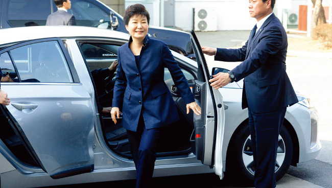 3월 18일 박근혜 대통령이 충남 아산시 현대자동차 공장을 방문해 전기차 ‘아이오닉’을 시승했다. 아이오닉은 현대자동차의 첫 완전 전기차다. [동아일보]